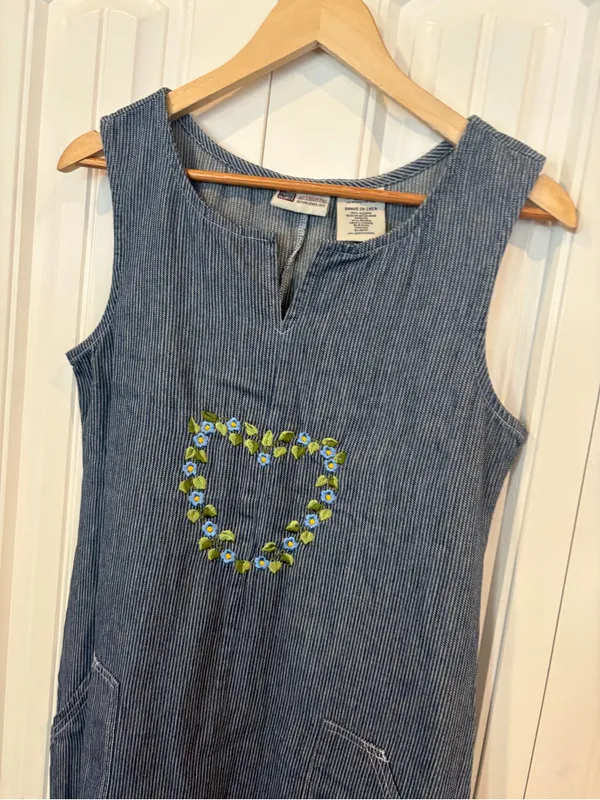 Faded glory blue and white stripe denim embroidered heart midi dress size small - Image 3