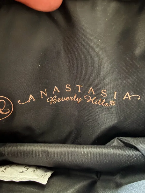 Anastasia Beverly Hills Black Patent Cosmetic Wristlet with Gold Bow - Image 3