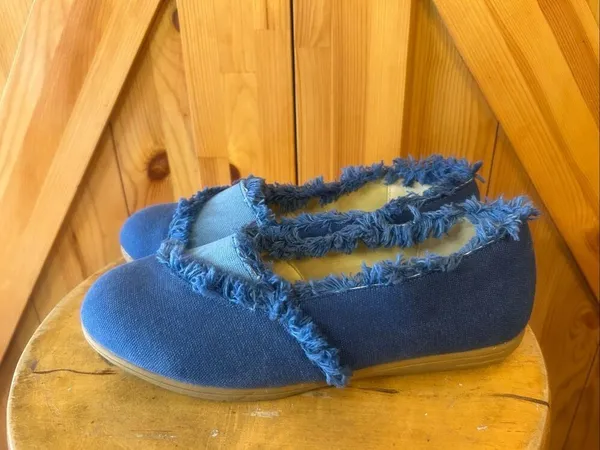Comfort Well by Beacon Women's Canvas Fringed Shoes 8M - Image 3
