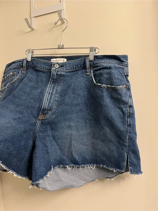 Abercrombie Curve Love The 4” Mom Short High Rise Size 35 / 20 - Image 4