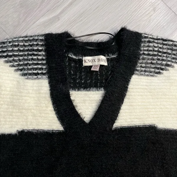 NWOT Knox‎ Rose Fuzzy Black and White Sweater - Image 3