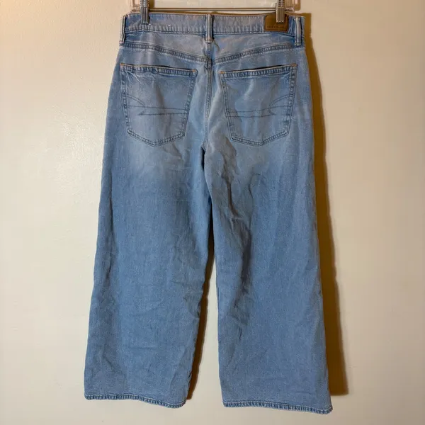American Eagle Low-Rise Ultra Wide Leg Jeans Size 4 Light Wash Denim - Image 4