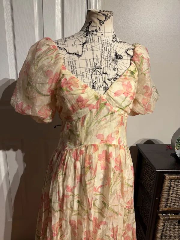 NWT ASTR the Label Sasilia floral puff sleeve dress Sz M midi-length a v-neckline and a front slit coquette chiffon organza like flare Shirred overlay - Image 4