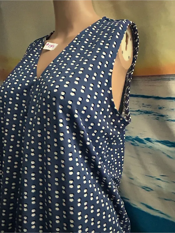 Ann Taylor Women’s Navy Blue Sleeveless V-Neck Dot Print Top LG Petite - Image 3