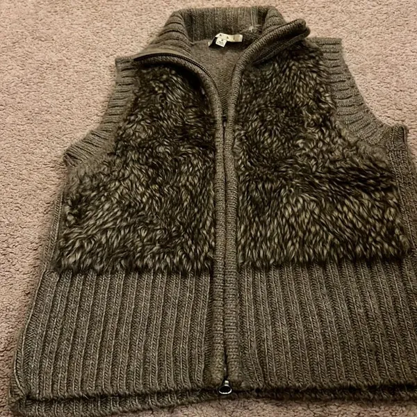 ‎Cabi small fuzzy vest - Image 3