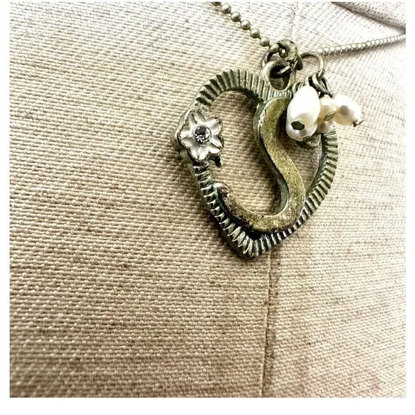 Silver tone freshwater Pearl S monogram heart pendant necklace - Image 3
