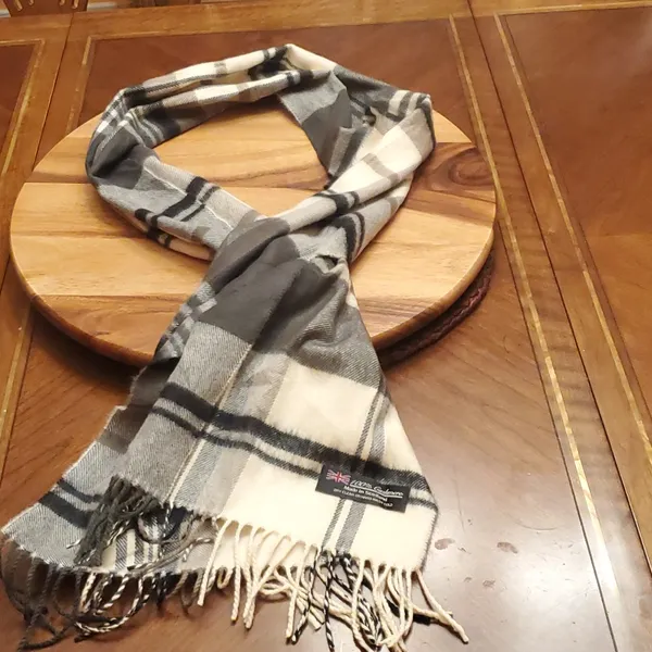 Source Unknown 100% Cashmere scarf made in Scotland - Image 6