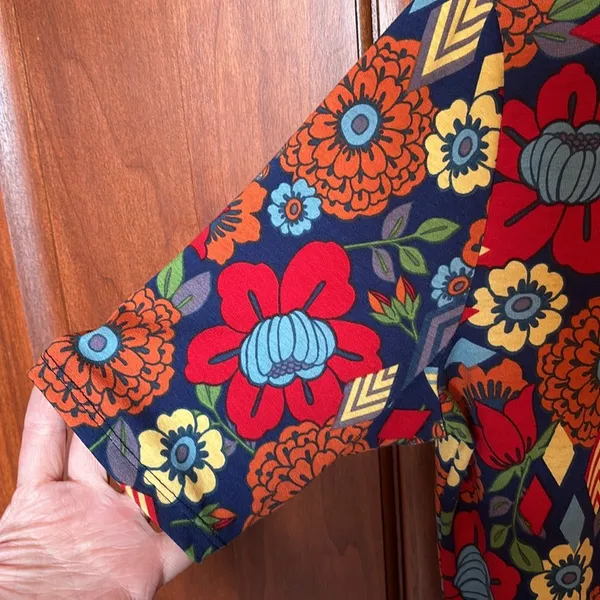 LuLaRoe multicolored flowered top size L - Image 4