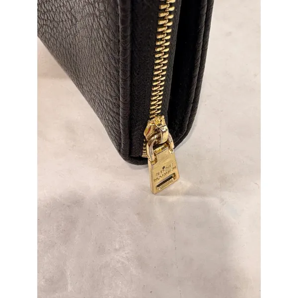 Steve Madden Womens Black Pebbled Faux Leather Zip Bifold Wallet Gold Logo‎ Bar - Image 3
