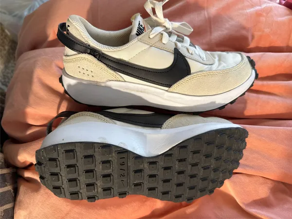 Nike Waffle Sneakers Debut Women’s 6.5 - Image 3