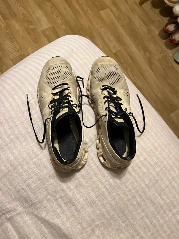 on cloud sneakers White Size 9.5 - Image 2