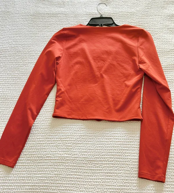 babaton contour v neck cropped long sleeve - Image 3