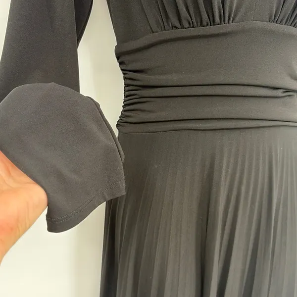 Max and Cleo Fit Flare Dress Sz M Mob Wife Glam Cocktail Plunge Neck Sexy Black - Image 4