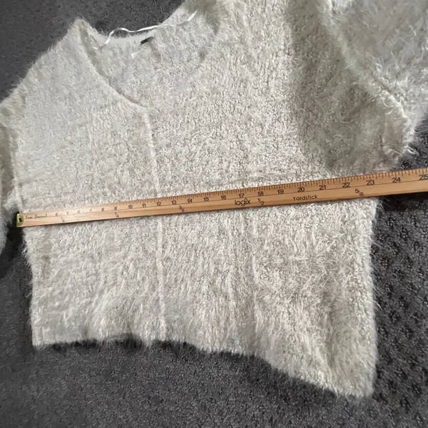 Free People Sweater XS Ivory Eyelash Knit Fuzzy Cropped v Neck Sweater Relaxed - Image 9