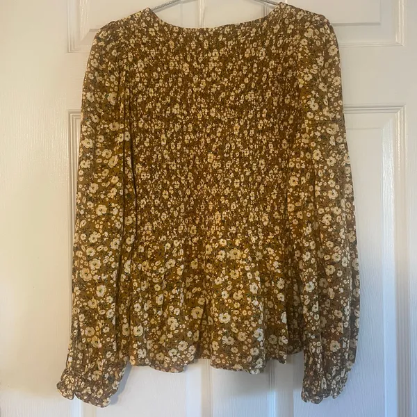 NWT Old Navy Size M Smocked Long-Sleeve V-Neck Blouse for Women - Image 2