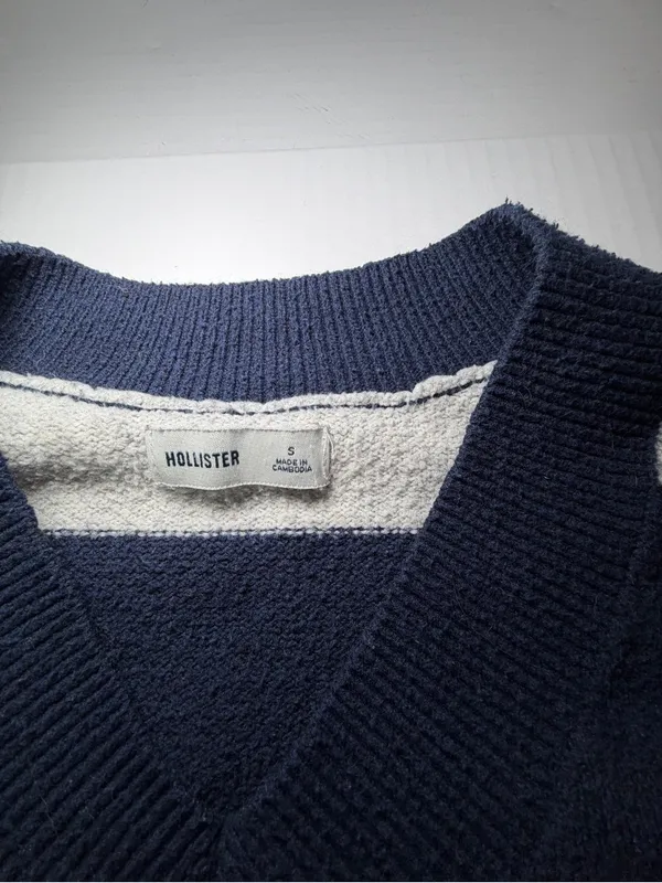 Hollister Women's Navy & Light Gray Wide-Stripe V-Neck Sweater - Image 2