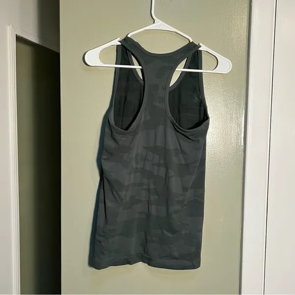 Athleta Women's Size Small Speedlight Camo Tank Top‎ Racerback Green Rapids - Image 6