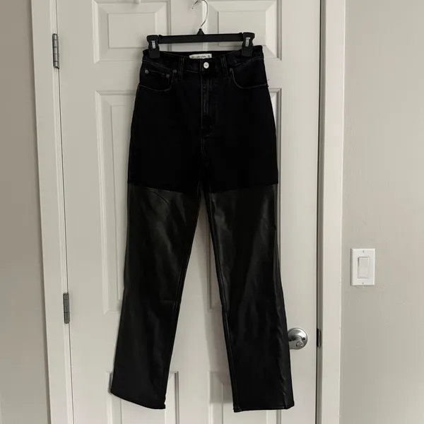 Abercrombie 90s Straight Ultra High Rise Mixed Fabric Faux Leather Jeans Size 26 - Image 4