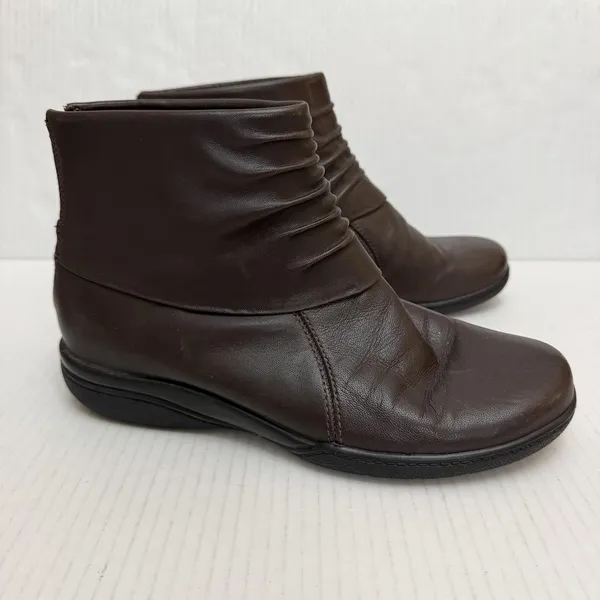 Clarks Bootie Boots Womens 8 Brown Leather Ankle Zip Comfort Round Toe 26110628 - Image 2