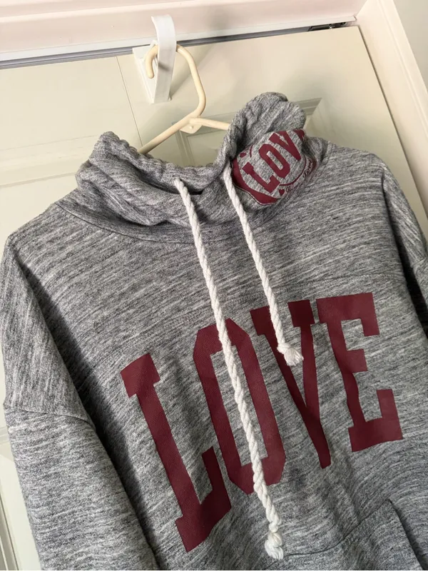 Juniors 1x Gray Crewneck Sweatshirt with Maroon LOVE Graphic - Image 3