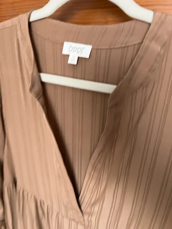 Oddi Midi Tiered V-Neck Dress in Taupe - Image 4