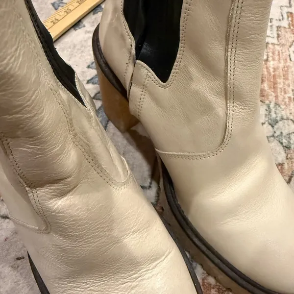 Free People James Chealsea Cream leather and Black Heeled Boots size 7 - Image 14