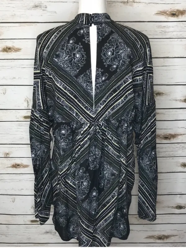 💋Free People Black Printed Choker Keyhole Blouse Medium NWT - Image 5
