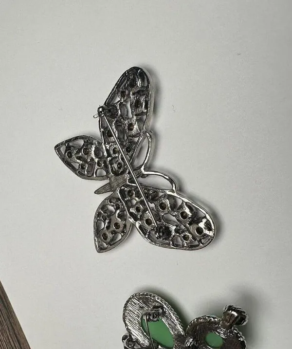 Rhinestone Butterfly Insect Brooch Pin Lot Of 2 Silver Tone 1 Green & 1 Pink - Image 9