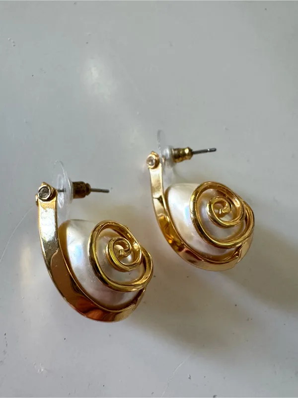 Lele Sadoughi Snail Hoop Earring in Pearl - Image 5