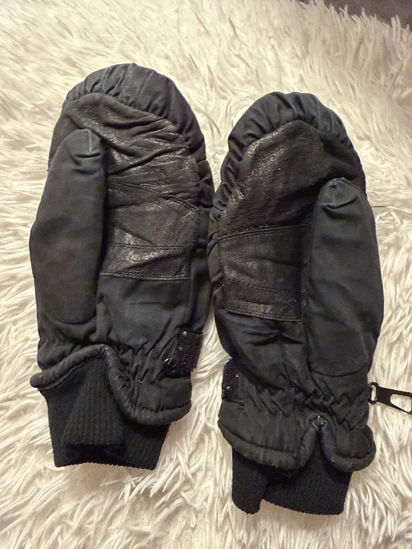 Kombi Unisex Black GORE-TEX Winter Mittens / Gloves - Description: Stay warm with these high-performance Kombi GORE-TEX winter mittens. Featuring a classic black unisex design, these mittens include adjustable wrist straps for a secure fit and cozy ribbed cuffs to seal out the cold, as shown They also feature a convenient pairing clip to ensure they never get separated. As seen the palms are equipped with a durable, textured grip that provides excellent traction for winter sports or daily wear. Perfect for skiing, snowboarding, or shoveling snow. In great condition and ready for the slopes! - Image 2