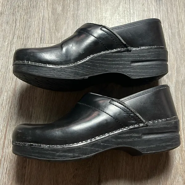Dansko Leather Clogs Size 39 (US 8.5-9) Narrow - Image 8