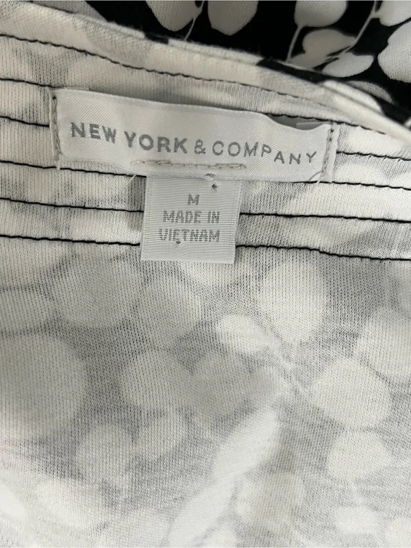 New York & CompanySleeveless Black & White Printed Shift Dress Size Medium - Image 5