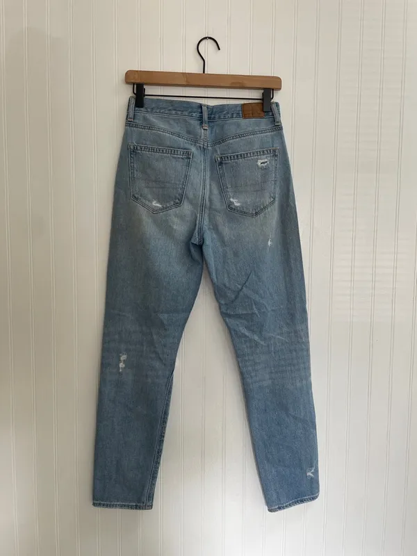 AMERICAN EAGLE AE Ripped Mom Jean High Rise Distressed in Cool Classic Size 2 - Image 6