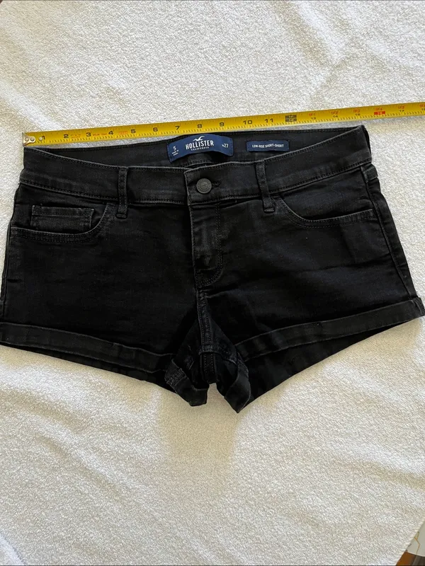 Hollister Women's Black Roll-Cuff Denim Shorts - Image 3