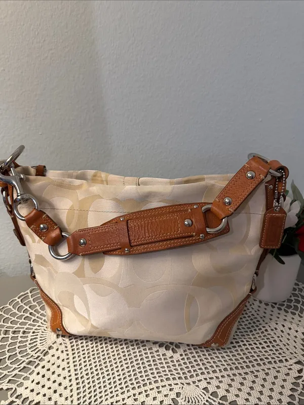 Vintage Carly Coach Signature Cream Canvas and Brown Leather Shoulder Bag - Image 4