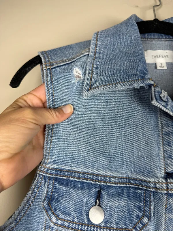 Evereve Denim Vest - Light Blue Wash, Distressed, Cropped - Size Small - Image 7