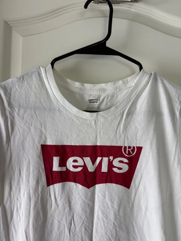 Levi's White Tee with Red Logo Graphic / AA86 - Image 2