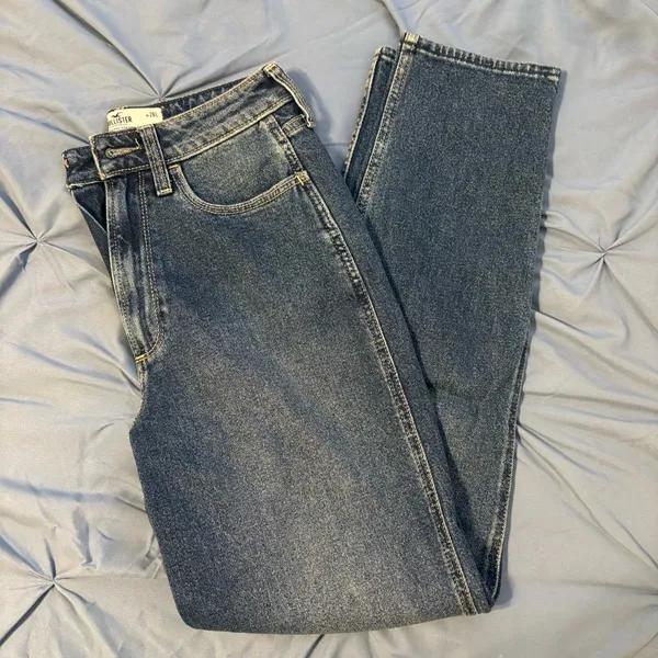 Hollister Curvy High-Rise Mom Jeans - Image 2