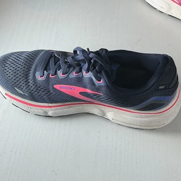 Brooks Women's Athletic Shoes in Black and Pink b52 - Image 2
