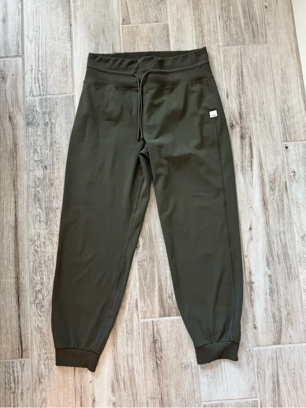 VUORI Drawstring Waist DAILY JOGGERS in Oregano Olive Green Large - Image 5