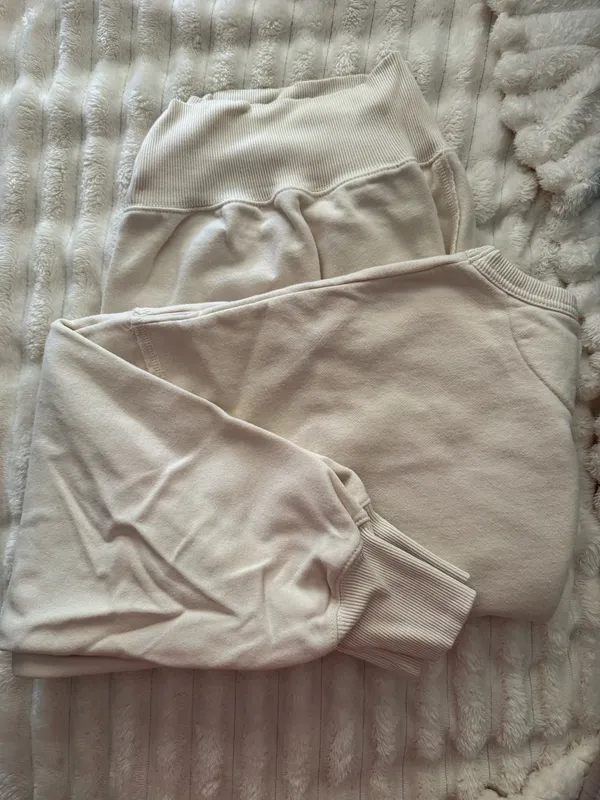 Women’s American Eagle Oversized Sweatshirt Crewneck - Image 3