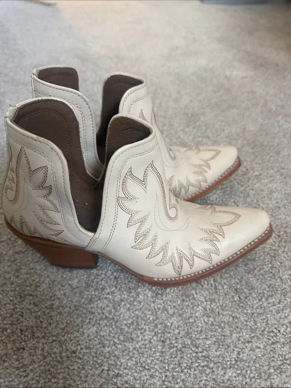 Women’s Cream Western-Style Leather Ankle Boots - Image 3