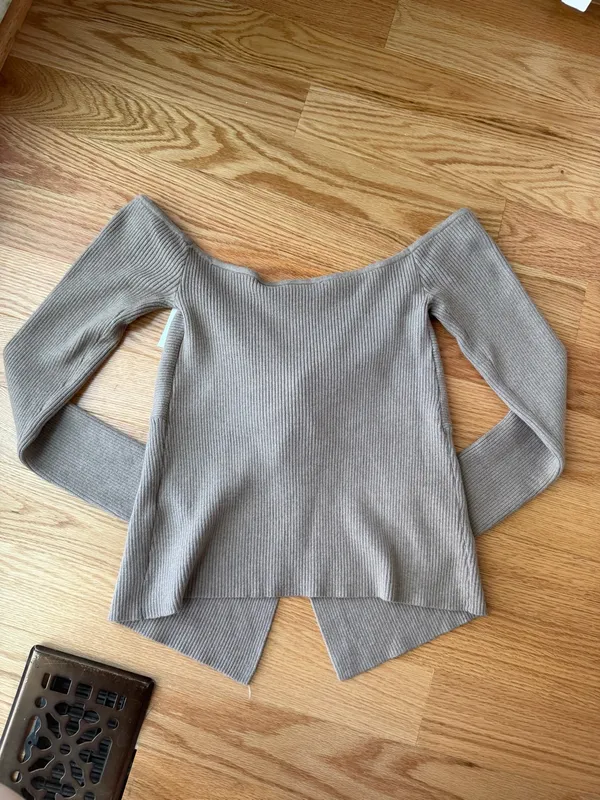 Abercrombie & Fitch Off-The-Shoulder Twist Sweater Top Brown NWT M $60 - Image 3