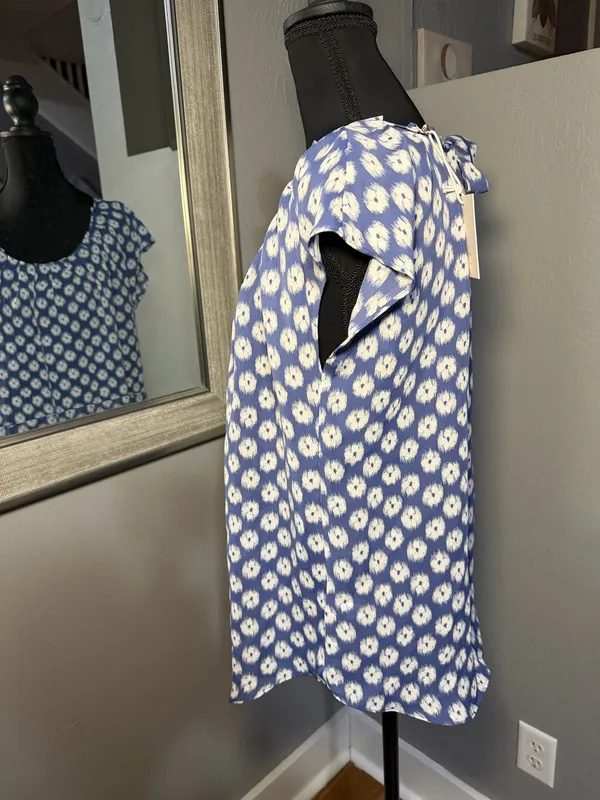 NWT Lauren Conrad Blue Floral Tie Back Pleat Neck Blouse Size Medium. - Image 4