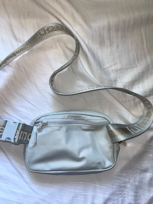 Lululemon Everywhere Belt Bag white and gold - Image 2
