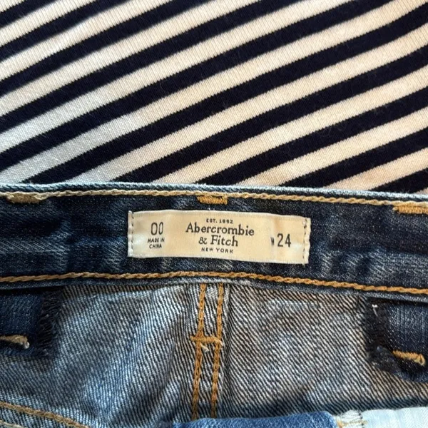 Abercrombie & Fitch Patched Distressed Cutoff Jean Shorts 24x2" Size 00/24 - Image 3