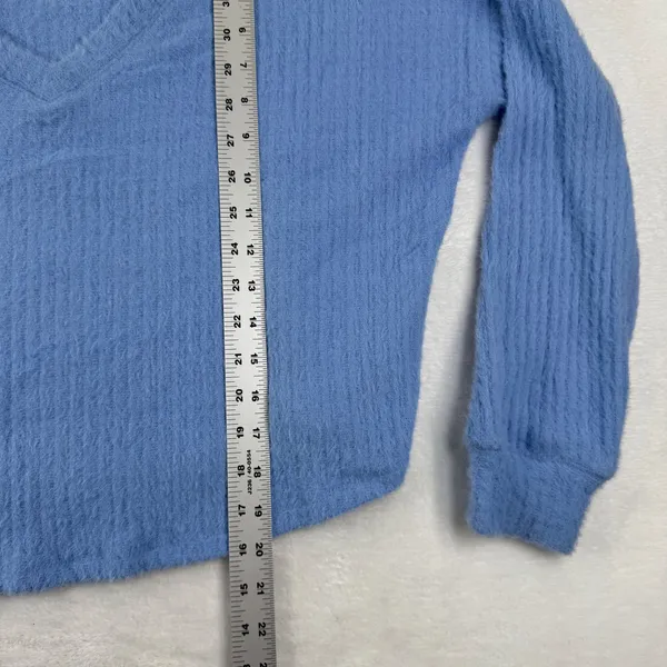 Hollister M‎ Blue Fuzzy V-Neck Ribbed Knit Sweater Long Sleeve Soft Cropped - Image 4
