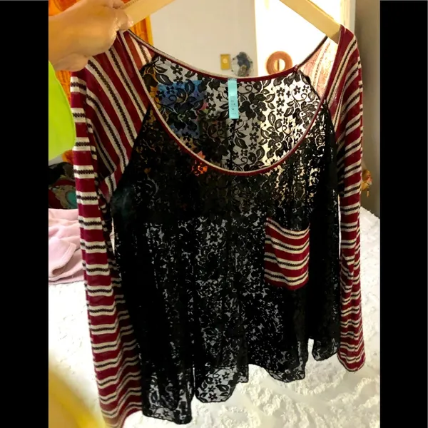 Gorgeous boutique Lace long sleeve L loila sz L - Image 4