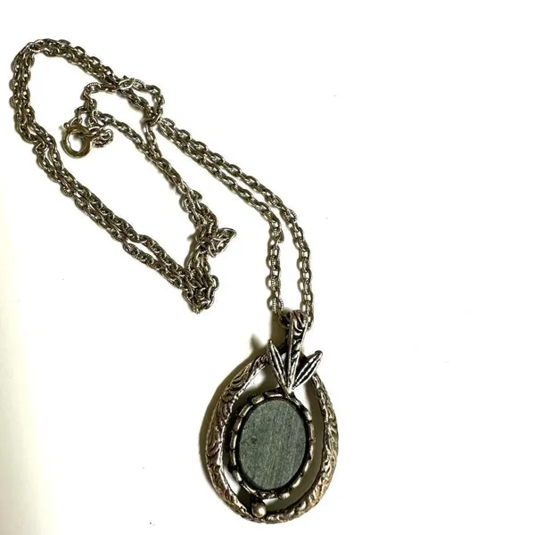Green and silver tone vintage pendant necklace - Image 7
