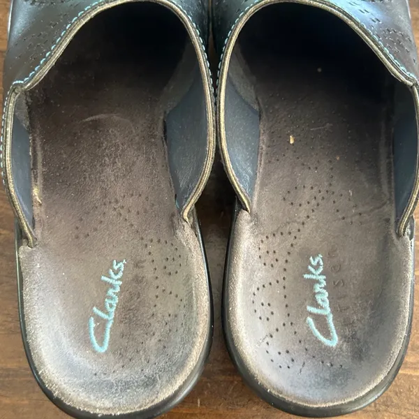 Clarks Artisan Leather Mules Women 7.5 Black Good Perforated Swirl Slides Casual - Image 3